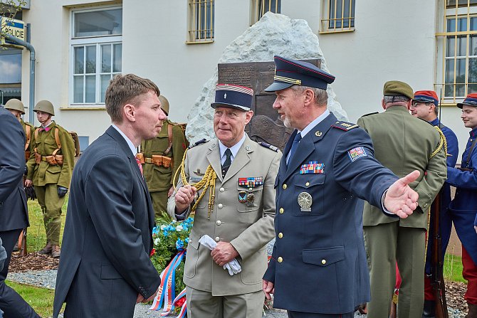 Bývalý trutnovský policejní ředitel Pavel Škandera (vpravo) při odhalení obnoveného památníku legionářů z roty Nazdar v květnu 2023.