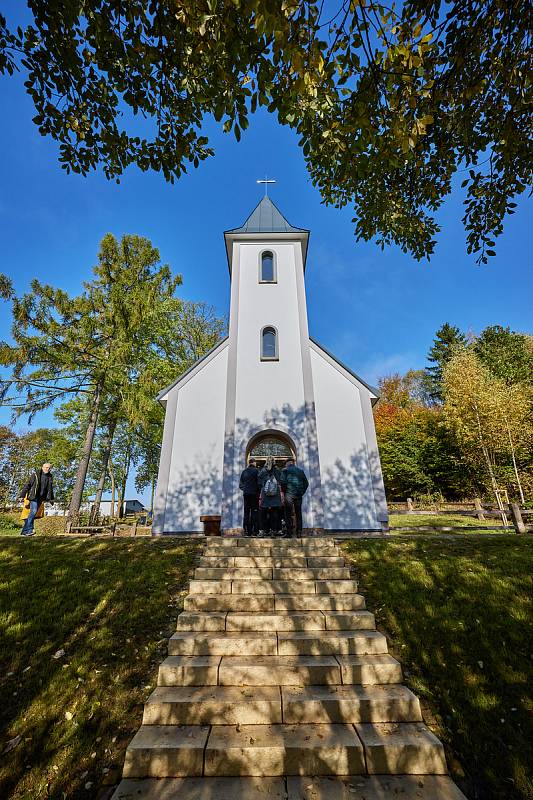 Kaple sv. Josefa ve Slavětíně prožila radikální změnu. Její vlastníci, manželé Kasperovi, proměnili chátrající ruinu v působivé místo.