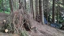 Takhle dnes vypadá Apalucha. Legendární chalupa, kde se natáčel film S tebou mě baví svět, stojí na horské samotě v lesích nad Dolním Dvorem.