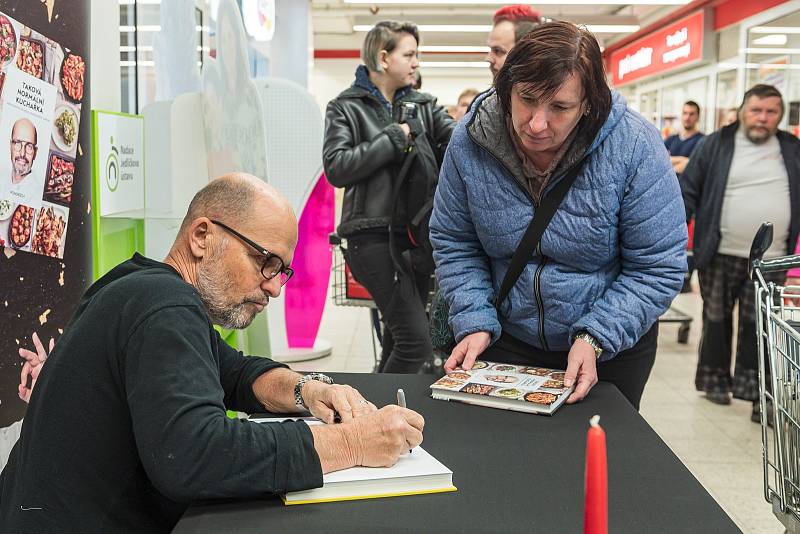 Známý šéfkuchař Zdeněk Pohlreich obsluhoval v sobotu zákazníky v trutnovském Kauflandu.