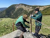 Správa KRNAP ve snaze ochránit přírodu na vrcholu Sněžky před náporem neukázněných návštěvníků instalovala ve středu 31. května ochranné sítě.