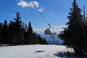 Na Černé hoře se dá ještě lyžovat, otevřené jsou sjezdovky Anděl a Sport.