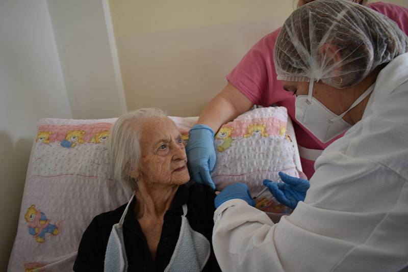 Vlastě Dufkové je 99 let. V úterý absolvovala očkování v Senior domě Beránek v Úpici.