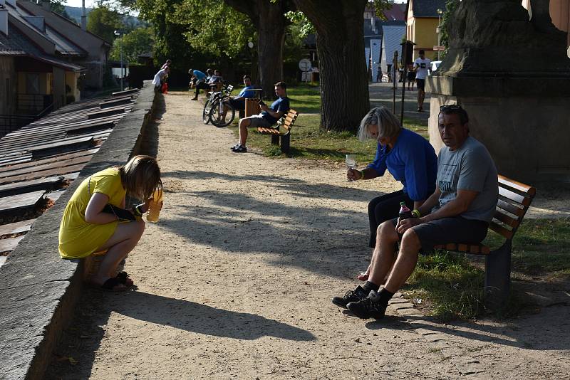 Letošní ročník Vinobraní na Kuksu byl jiný než ty předchozí. Víno neteklo po kaskádovém schodišti, stánky byly rozdělené do čtyř sektorů.