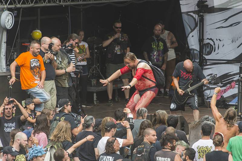 Festival nejtvrdší hudby Obscene Extreme vyvrcholil v Trutnově v areálu letního kina na Bojišti. Byl to 21. ročník.