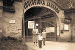 Brána do areálu zoologické zahrady v roce 1958.