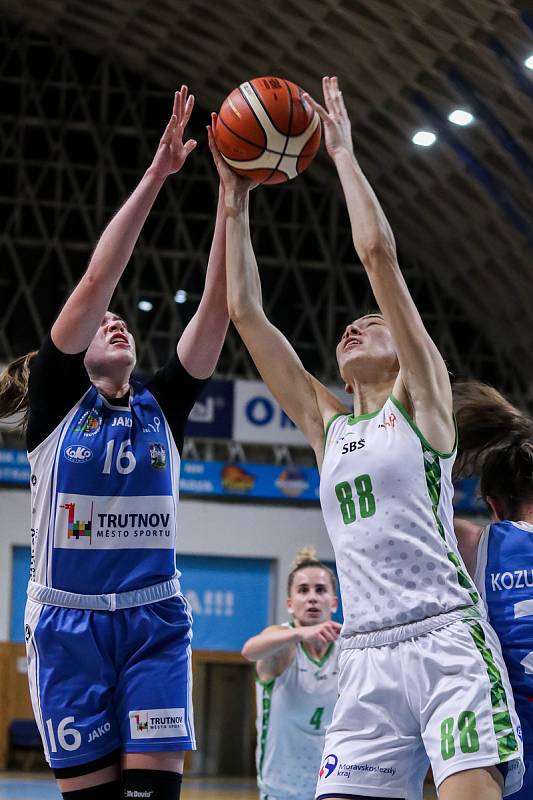 Utkání 10. kola Ženské basketbalové ligy: SBŠ Ostrava - BK Loko Trutnov, 5. prosince 2018 v Ostravě. Na snímku (zleva) Rylichová Anna, Hadačová Lucia.