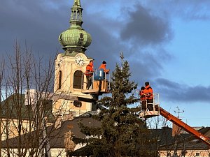 Zdobení vánočního stromu v Trutnově