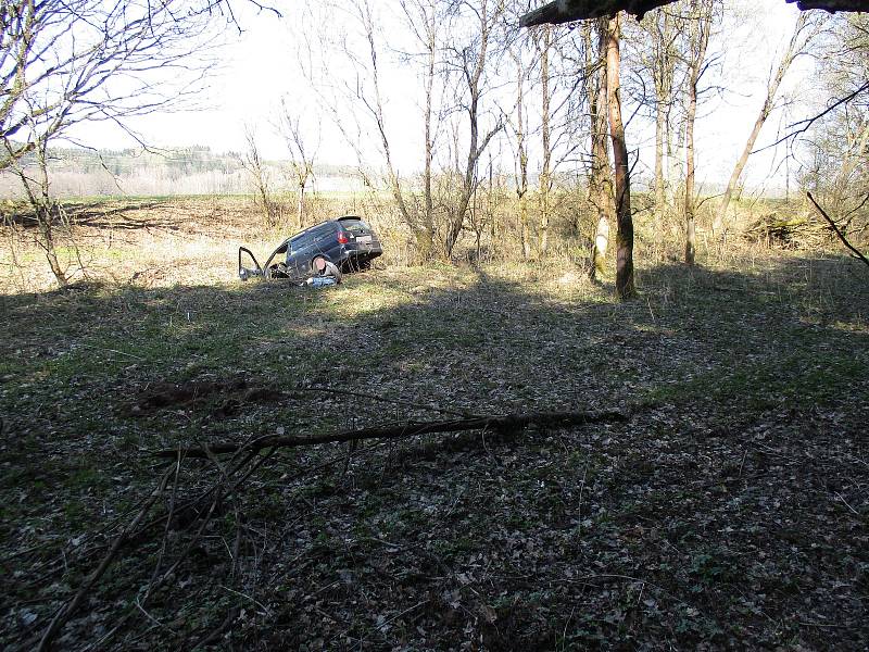 Ujížděl s drogami v autě celníkům, skončil v potoce.