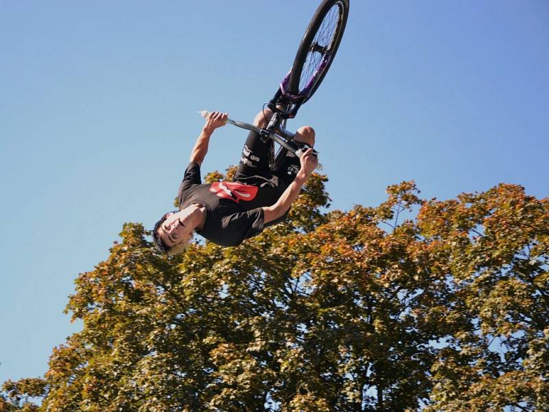 H2O JUMPS. Sedmý ročník netradičního sportovně-dovednostního odpoledne připravili činovníci z oddílu AMBSK Košťálov na tamním koupališti.