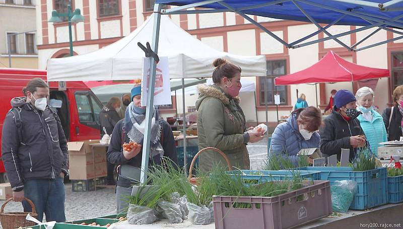 První letošní farmářské trhy ve Vrchlabí.