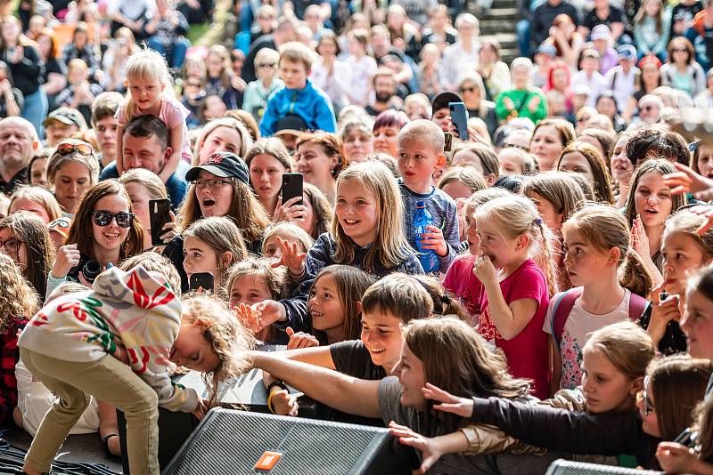 Hvězdy televizního seriálu ZOO zahájily letní sezonu v Safari Parku Dvůr Králové, Eva Burešová měla koncert.