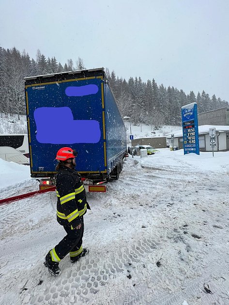 V Peci pod Sněžkou blokoval provoz na silnici kamion, hasiči ho odtáhli na čerpací stanici.