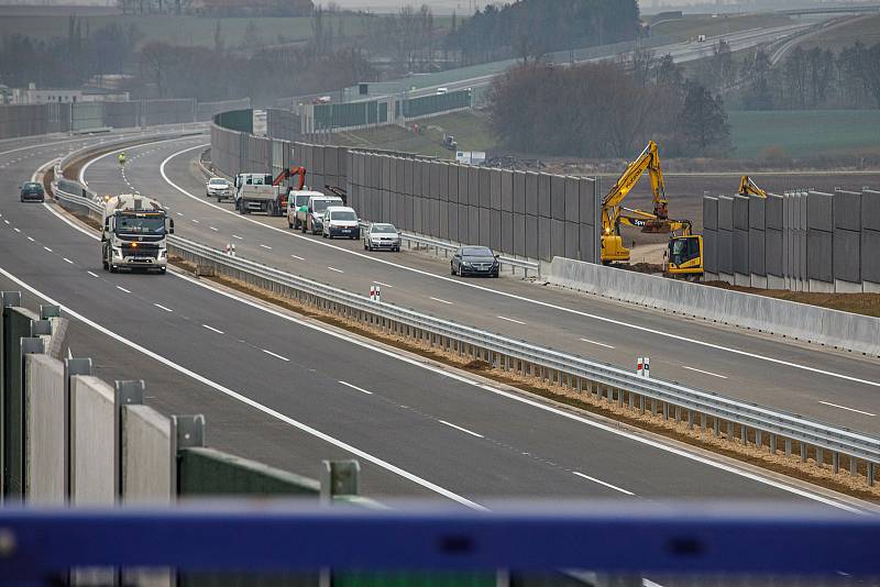 Dálniční úsek D11 z Hradce Králové do Jaroměře bude otevřený již zanedlouho, v polovině prosince se po něm poprvé projedou řidiči.