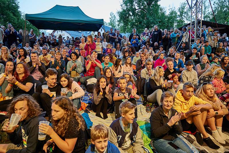 Koncert písničkáře Pokáče zahájil Kulturní léto na Štěrbově vile na Přehradě Les Království.