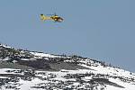 Vrtulník Letecké záchranné služby zachraňoval mladého skialpinistu ze Studniční jámy v Krkonoších.