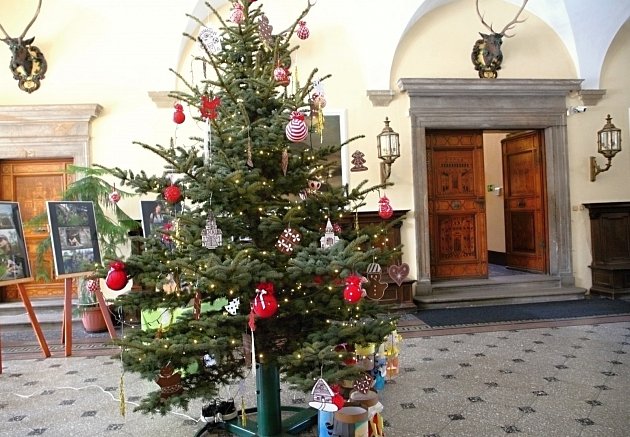 Městský úřad ve Vrchlabí zdobí vánoční strom.