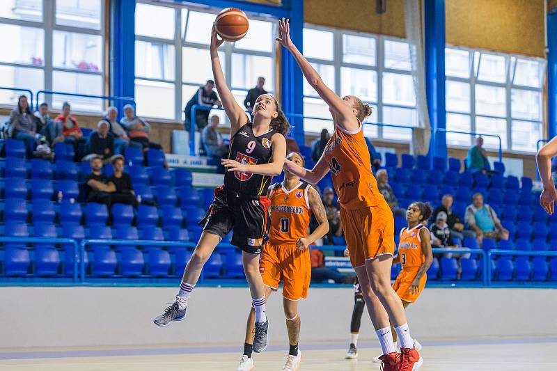 Z finálového duelu Ružomberok - Hradec Králové při basketbalovém turnaji O pohár města Trutnova.