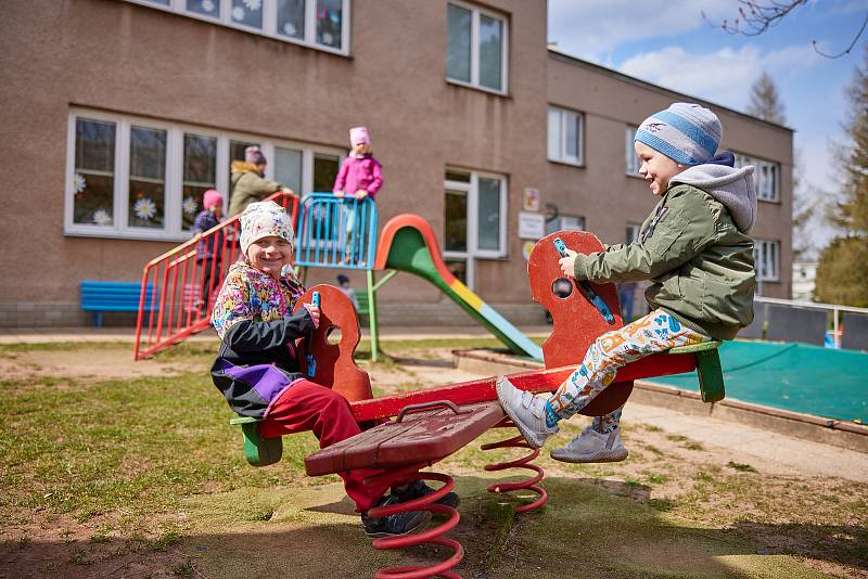 V Trutnově se v pondělí 26. dubna kompletně otevřely mateřské školy, děti zamířily i do MŠ Komenského.