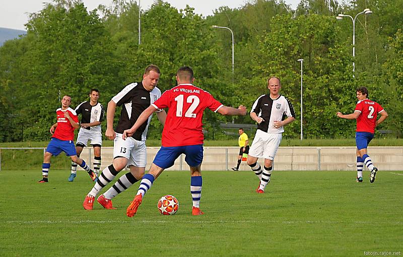 Dva slepené góly rozhodly zajímavý souboj vrchlabské rezervy (červené dresy) se Sokolem Bílá Třemešná (2:0).