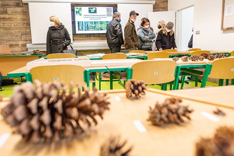Česká lesnická akademie provedla zájemce areálem školy i budovou školního polesí.