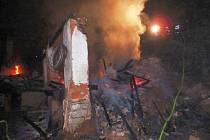 Noční požár zcela zničil chalupu a přilehlou stodolu v Havlovicích