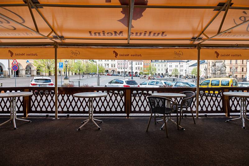 Café U tří korunek v centru Trutnova.