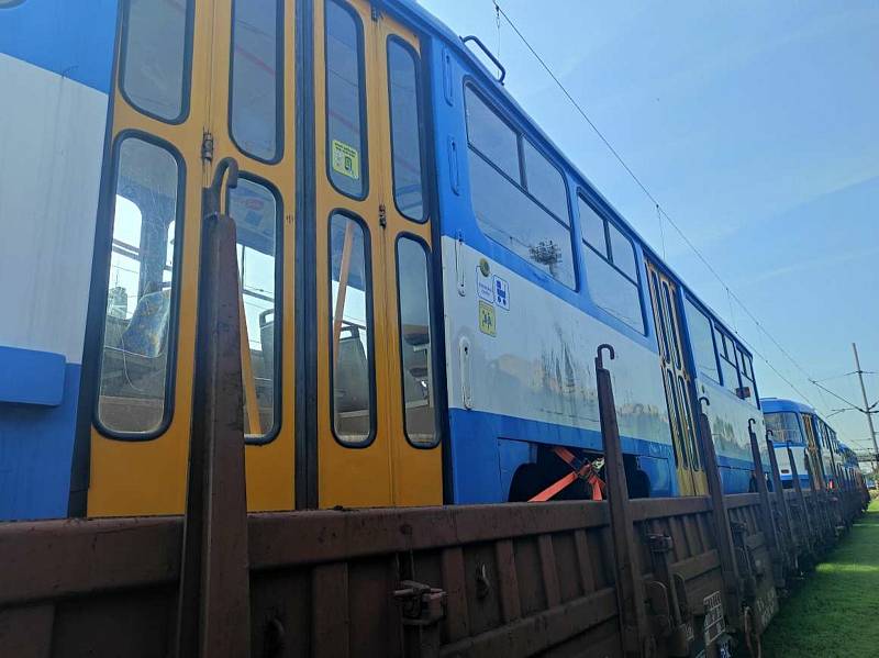 Spolek Přítel Krkonošského metra zakoupil čtyři vysloužilé tramvaje od Dopravního podniku Ostrava a v červenci je převezl na vlakové nádraží do Rokytnice nad Jizerou, kde nyní stojí.