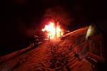 Rozsáhlý požár zničil v neděli večer školní horskou chatu Bažina v Peci pod Sněžkou u sjezdovky Javor, která patří ZŠ kpt. Jaroše Trutnov