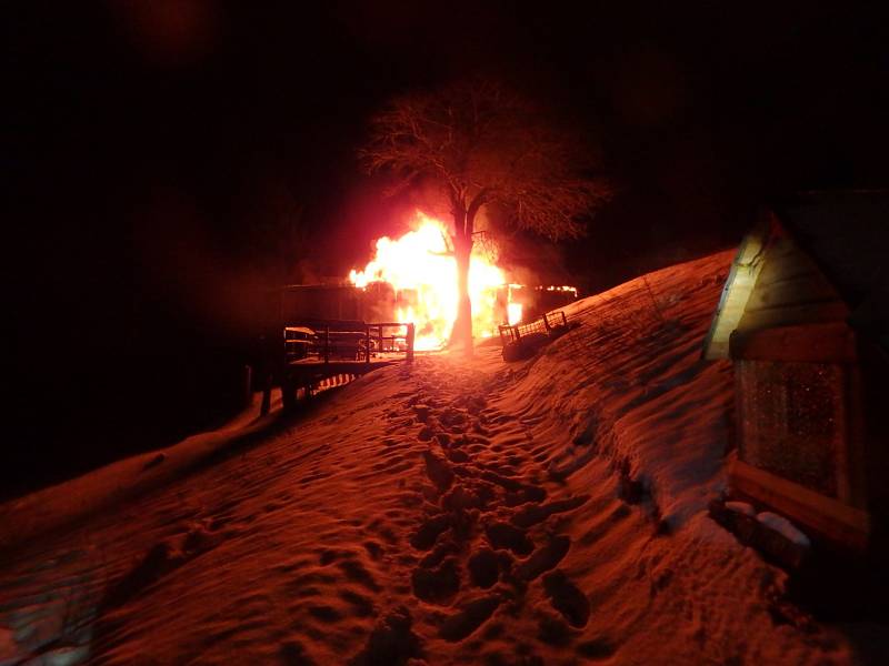 Rozsáhlý požár zničil v neděli večer školní horskou chatu Bažina v Peci pod Sněžkou u sjezdovky Javor, která patří ZŠ kpt. Jaroše Trutnov