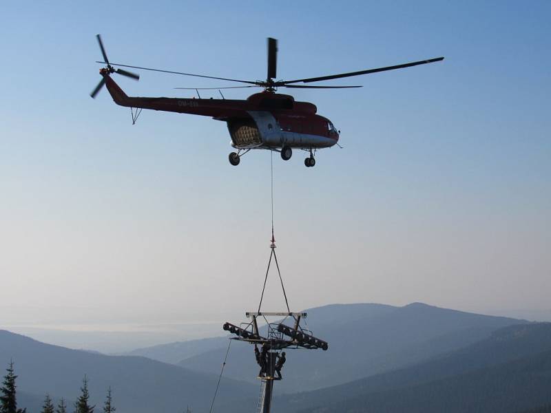 Dvoutunové podpěry nové lanovky na trase Horní Mísečky - Medvědín usazoval vrtulník. V provozu ji chtějí mít letos o Vánocích.