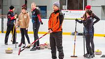 Na zimním stadionu v Trutnově se hrál v sobotu Krkonošský pohár v curlingu.