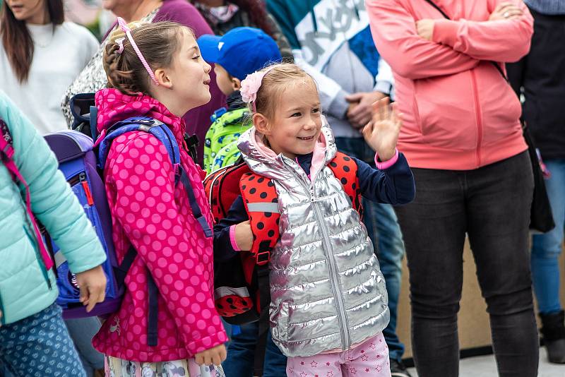 První školní den vykročili žáci v Bílé Třemešné do nové budovy. Její výstavba stála 85 milionů korun.