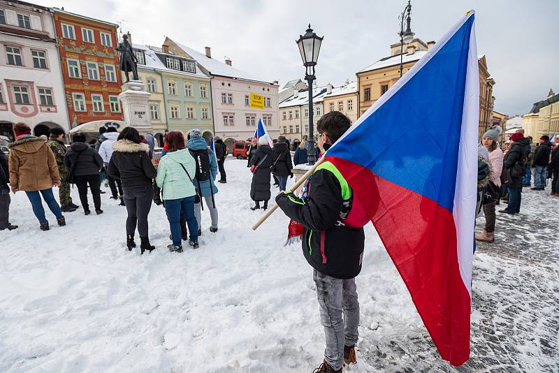 Demonstrace odpůrců protipandemických opatření v Trutnově na Krakonošově náměstí v neděli 23. ledna.