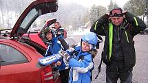 DO JANSKÝCH LÁZNÍ se o víkendu vypravili první milovníci zimních sportů. Na Černé hoře se lyžovalo.