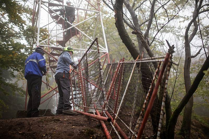 Nadšenci z Červeného Kostelce začali v pátek bourat rozhlednu Žaltman.