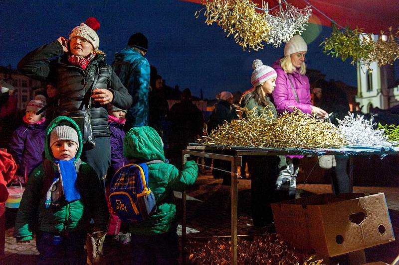 Advent začal, v Trutnově lidé zaplnili Krakonošovo náměstí.