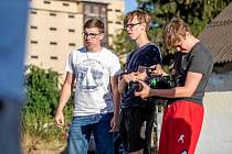 Mladí filmaři natáčí studentský film. Scény vznikají i v noci.