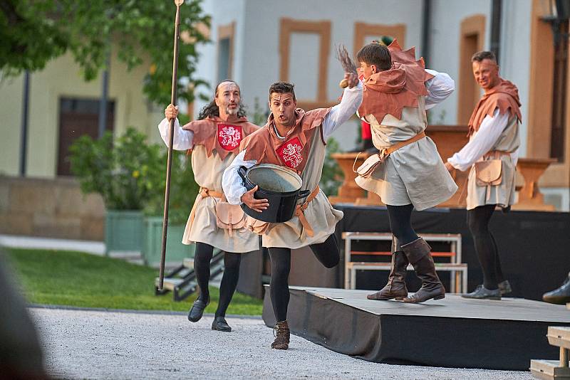 Prostředí barokního areálu hospitálu Kuks se proměnilo v jeviště muzikálu Noc na Karlštejně.