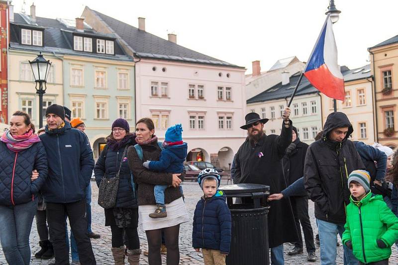 Oslava 17. listopadu u kašny na Krakonošově náměstí v Trutnově.