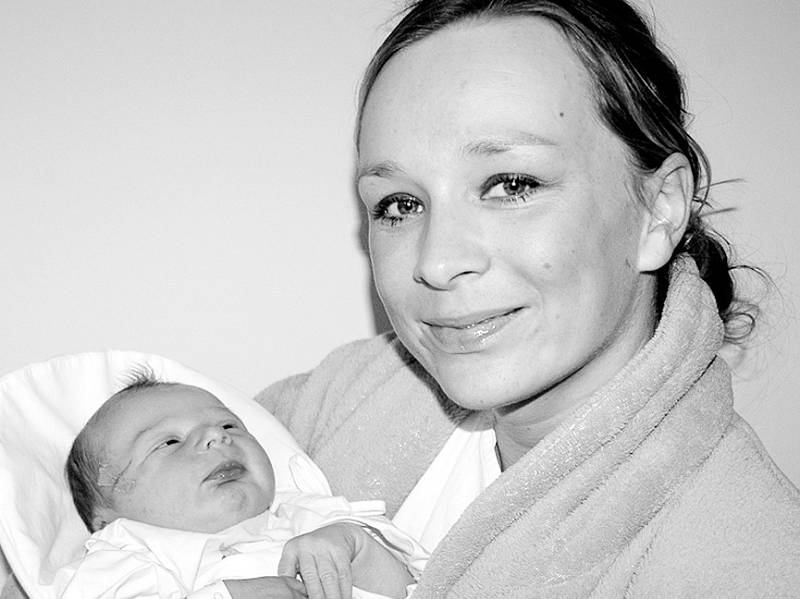 DARIO LOŠ se narodil 12. prosince v 15.10 hodin mamince  Marcele.  Vážil 3,47 kilogramu a měřil 49 centimetrů. Doma jsou v Trutnově.