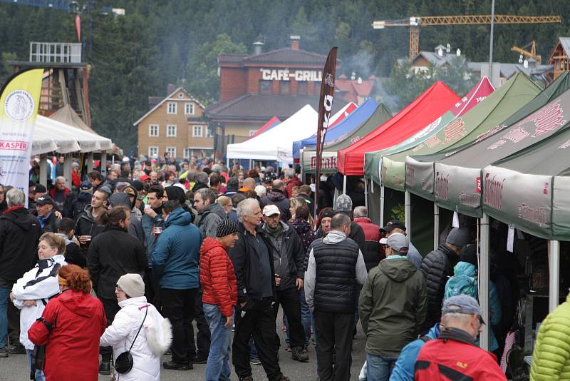 Lákavá vůně a znamenitá chuť přivábily velké davy návštěvníků na 11. ročník oblíbené soutěže Krakonošův guláš v Peci pod Sněžkou. Zapojily se do ní také známé herecké postavy.