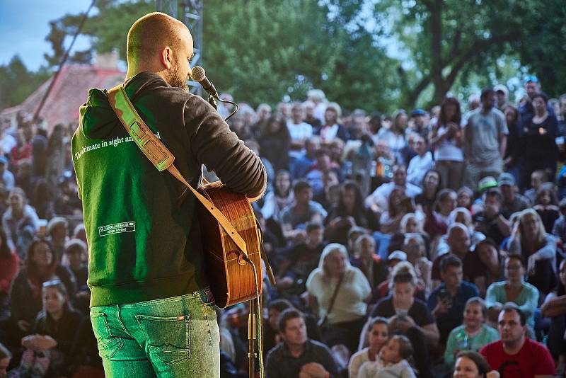 Koncert písničkáře Pokáče zahájil Kulturní léto na Štěrbově vile na Přehradě Les Království.