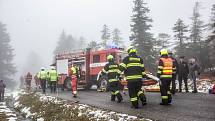 Hodně zraněných. Záchranáři cvičili zásah při nehodě autobusu plného turistů vysoko v horách.