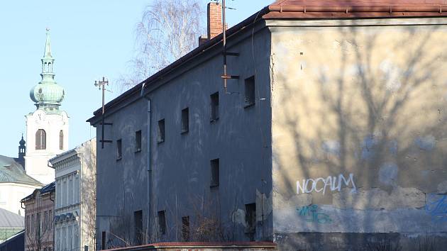 Trutnovská věznice. Třípatrový dům v centru města s deseti místnostmi (celami) a o rozměrech 3 krát 3,5 metru, a nádvoří, kde kdysi pochodovali vězni.