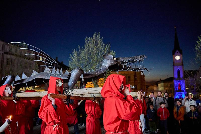 Trutnovské dračí slavnosti - sobotní večerní průvod a vyzdvižení draka