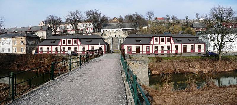 LÁZEŇSKÁ KOLONÁDA NA LABSKÉM NÁBŘEŽÍ by měla dostat novou podobu. Na vizualizaci, kterou pro společnost Revitalizace Kuks připravil náchodský ateliér Tsunami, je vzhled dvou historických budov po opravě i pohled na nábřeží po rekonstrukci staveb.