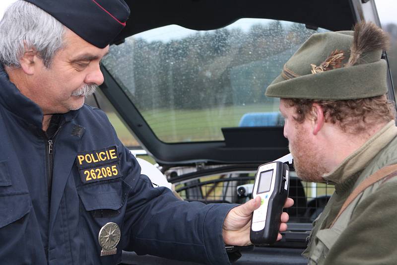 Trutnovští policisté kontrolovali myslivce v Lánově.