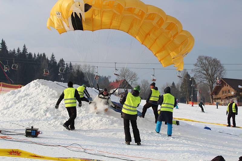 V herlíkovickém skiareálu Bubákov začalo v pátek mistrovství České republiky v paraski.