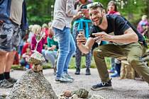 Pokřtěno! První hřiště na světě pro stone balancing nebo-li vyvažování kamenů bylo v sobotu otevřeno u lesní plovárny Retropark Sejfy v Mladých Bukách.